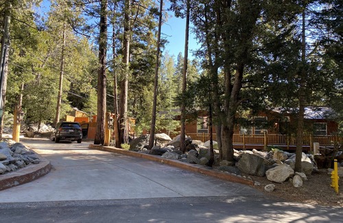 Fern Valley Cabina | Log Cabin w/King Suite, Hot tub with Beautiful Views, Seasonal Creek