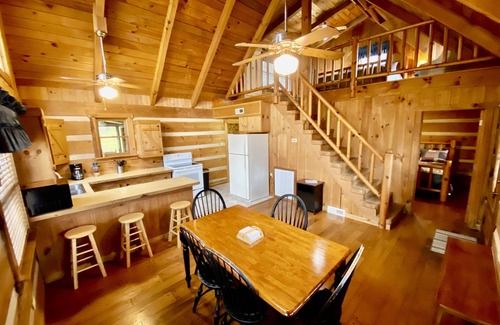 Townsend Cabina | Log Cabin, walk to Cades Cove and just minutes from Gatlinburg with a view!