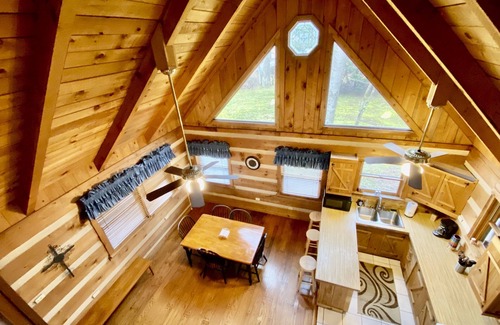 Townsend Cabina | Log Cabin, walk to Cades Cove and just minutes from Gatlinburg with a view!