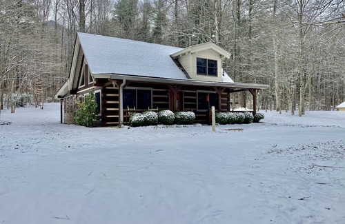 Townsend Cabina | Log Cabin, walk to Cades Cove and just minutes from Gatlinburg with a view!