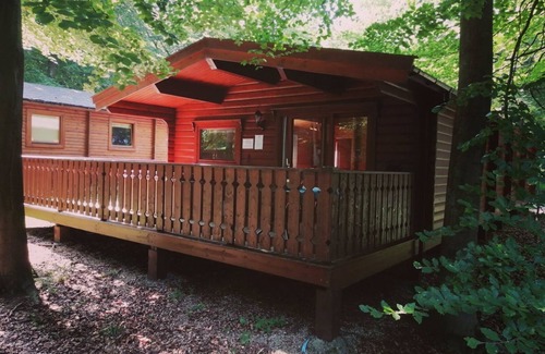Kenwick Cabina | Log cabin with hot tub and nestled in Kenwick Park, Louth