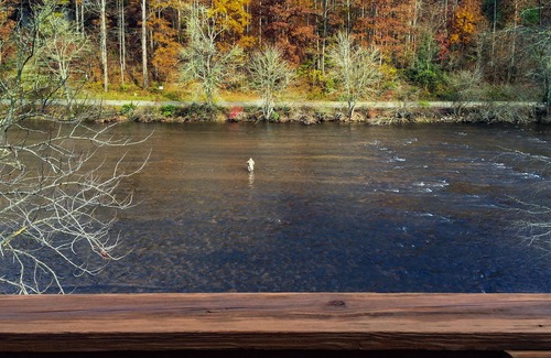 Sylva Cabina | Log cabin with large decks on the Bank of the Tuckasegee River.