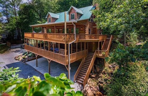 Sylva Cabina | Log cabin with large decks on the Bank of the Tuckasegee River.