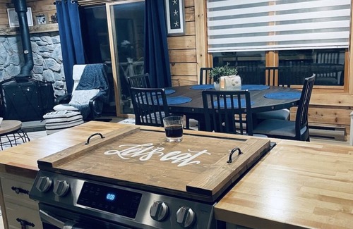 Wallenpaupauk Lake Estates Cabina | Log Cabin with Modern Amenities - Five Star Rating on Air