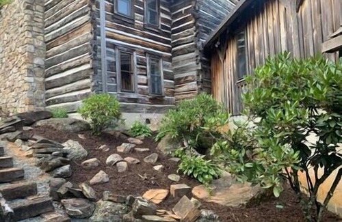 Altamont Casa | Log Cabin with Mountain Views, Hot Tub & Huge Yard