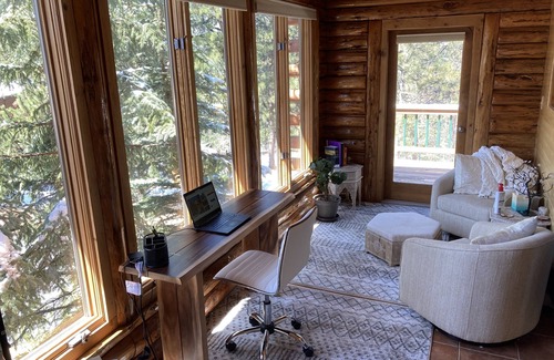 Woodland Park Cabina | Log cabin with Pikes Peak views