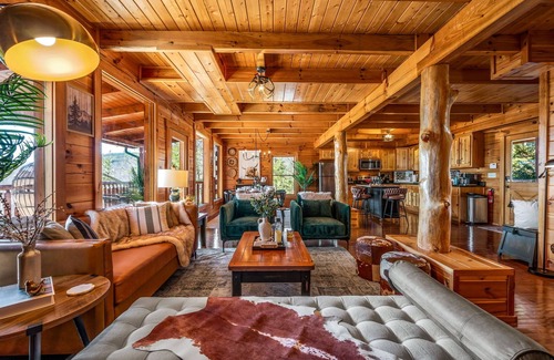 Sevierville Cabina | Log Cabin with Stunning Views!Hot Tub!Sauna!Games!BBQ!Patio Fireplace!Pets ok!