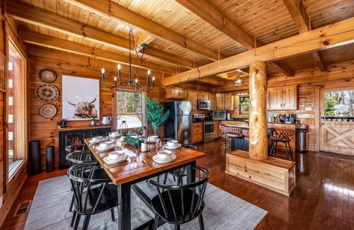 Sevierville Cabina | Log Cabin with Stunning Views!Hot Tub!Sauna!Games!BBQ!Patio Fireplace!Pets ok!