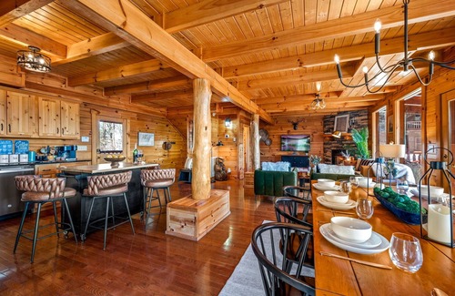 Sevierville Cabina | Log Cabin with Stunning Views!Hot Tub!Sauna!Games!BBQ!Patio Fireplace!Pets ok!