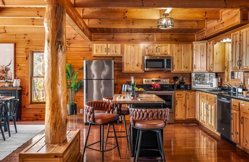 Sevierville Cabina | Log Cabin with Stunning Views!Hot Tub!Sauna!Games!BBQ!Patio Fireplace!Pets ok!