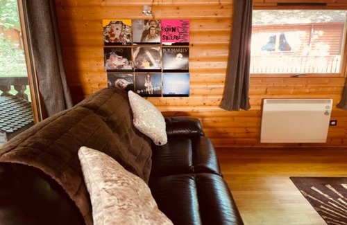 Kenwick Cabina | Log cabin with veranda, nestled in Kenwick Park, Louth