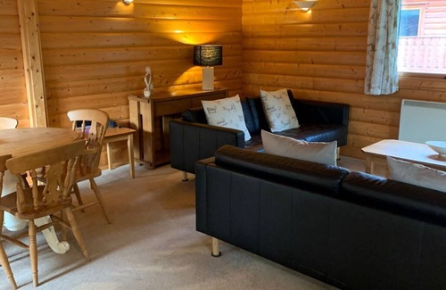 Louth Cabina | Log cabin with veranda, nestled in Kenwick Park, Louth