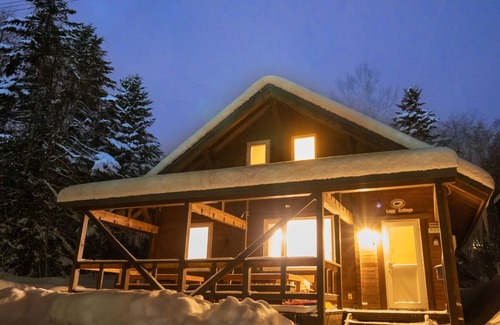 Niseko Casa | Log Cottage in a Hideaway Forest with BBQ deck big screen projector ready / Isoya-gun Hokkaidō
