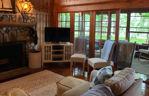 Northport Cabaña | Log Cottage con playa de arena; Acre Lot; 1 milla al centro de NP