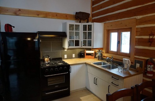 Golden Cabina | Log Dovetail Bison Cabin - Mountain Life Getaway!