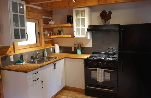 Golden Cabina | Log Dovetail Rooster Cabin - Mountain Life Getaway!
