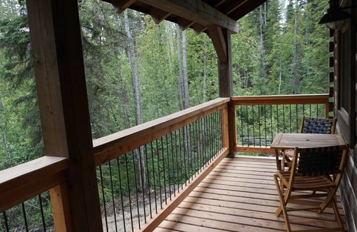 Golden Cabina | Log Dovetail Rooster Cabin - Mountain Life Getaway!