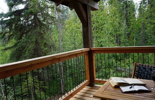 Golden Cabina | Log Dovetail Rooster Cabin - Mountain Life Getaway!