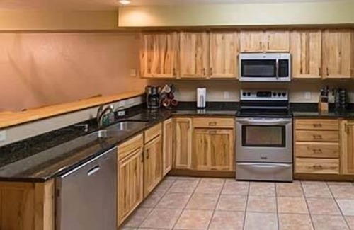 Lake Delton Casa | Log Gables - Lake Front