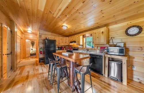Ray Brook Casa | Log Haven: cabaña de madera privada de 3 habitaciones, capacidad para 6 personas, aire acondicionado, sala de prensa, que admite mascotas.