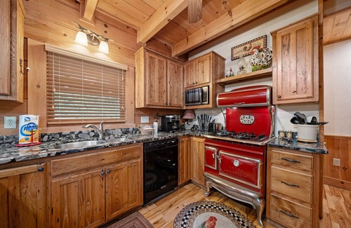 Banner Elk Cabina | Log Heaven - Romantic Luxury Log Cabin near Banner Elk With Hot Tub, Pool Table, & Fishable River!