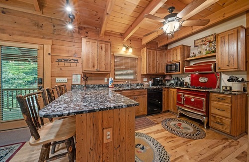 Banner Elk Cabina | Log Heaven - Romantic Luxury Log Cabin near Banner Elk With Hot Tub, Pool Table, & Fishable River!