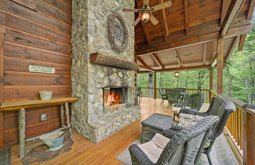 Banner Elk Cabina | Log Heaven - Romantic Luxury Log Cabin near Banner Elk With Hot Tub, Pool Table, & Fishable River!