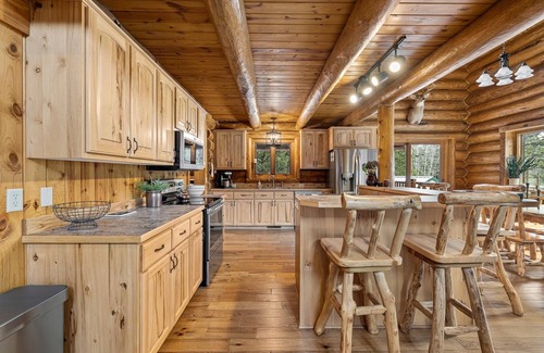Roubaix Casa | Log Home in the heart of the Black Hills. Deadwood. Sturgis.