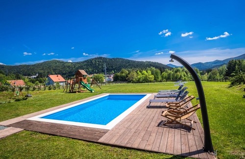 Ravna Gora Cabaña | Log Home Mountain Mama - Charming Wooden Cottage with Wellness Amenities