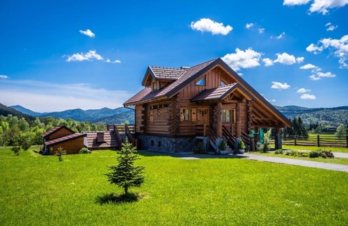 Ravna Gora Cabaña | Log Home Mountain Mama - Charming Wooden Cottage with Wellness Amenities