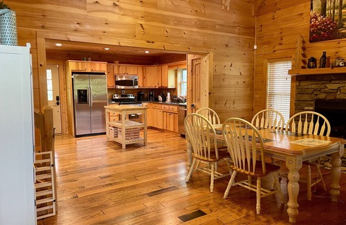 Whittier Cabina | Log home nestled in the Smoky Mountains.