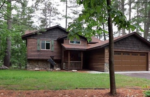 Pine River Casa | Log home nestled in tall pines near Norway Lake