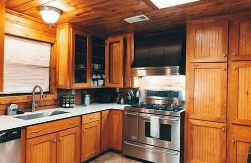 Montgomery Casa | Chalet, 4,3 acres-jacuzzi, Log home on 4.4 acres| Hot tub | 20kw Generator