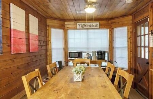Montgomery Casa | Chalet, 4,3 acres-jacuzzi, Log home on 4.4 acres| Hot tub | 20kw Generator