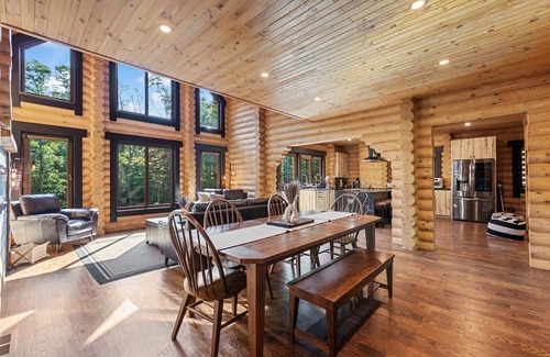 Henryville Chalet De Esquí | LOG HOUSE CHALET, VOLLEYBALL FIELD, SAUNA, HOT TUB