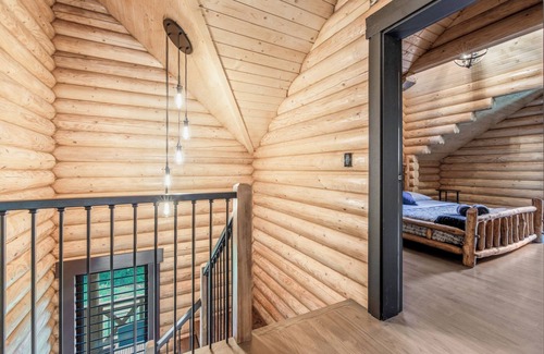 Scotrun Chalet De Esquí | Log House Vacation Rental with Pool and Tennis Court near with Camelback