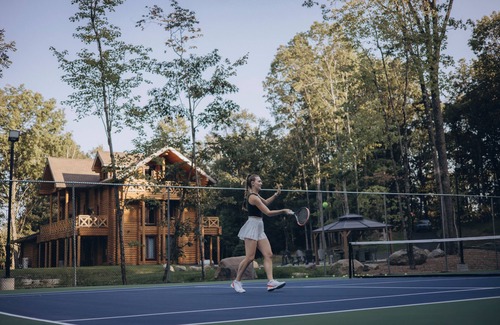 Scotrun Chalet De Esquí | Log House Vacation Rental with Pool and Tennis Court near with Camelback
