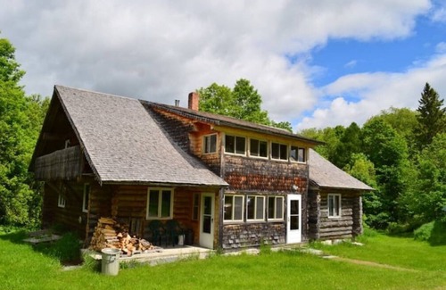Plainfield Casa | Log House with Views of Spruce Mtn