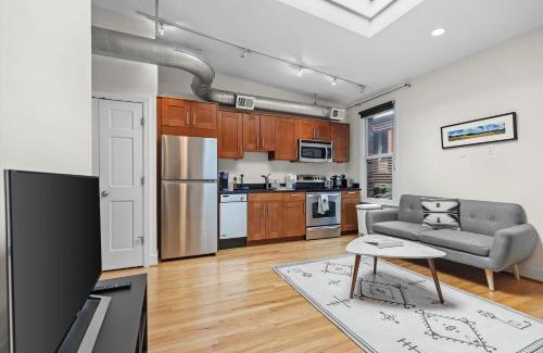 Northwest Casa | Logan Circle Carriage House 1b-1b Central & Bright