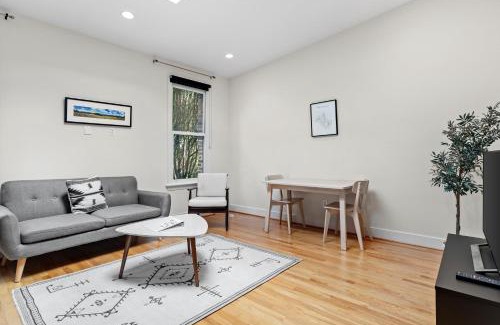 Northwest Casa | Logan Circle Carriage House 1b-1b Central & Bright