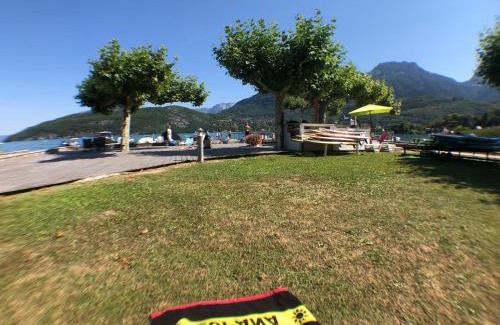 Duingt Apartamento | Logement atypique avec vue unique panoramique sur le lac d’Annecy, dans une résidence avec plage et ponton privée sur la commune de Duingt (Rive gauche du lac).