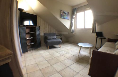 Duingt Apartamento | Logement atypique avec vue unique panoramique sur le lac d’Annecy, dans une résidence avec plage et ponton privée sur la commune de Duingt (Rive gauche du lac).