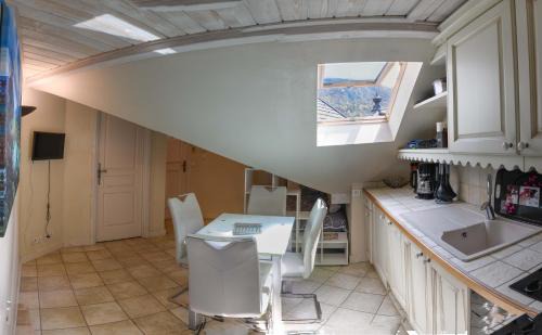 Duingt Apartamento | Logement atypique avec vue unique panoramique sur le lac d’Annecy, dans une résidence avec plage et ponton privée sur la commune de Duingt (Rive gauche du lac).