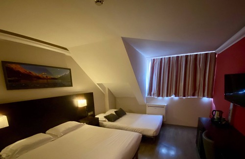 Limoges Hotel | Hotel Black and Green
