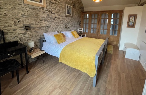 Sainte-Marie-du-Bois Casa | Loire Lodge - Rustic Barn Conversion