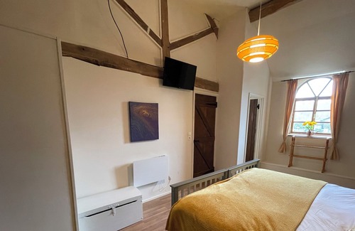 Sainte-Marie-du-Bois Casa | Loire Lodge - Rustic Barn Conversion