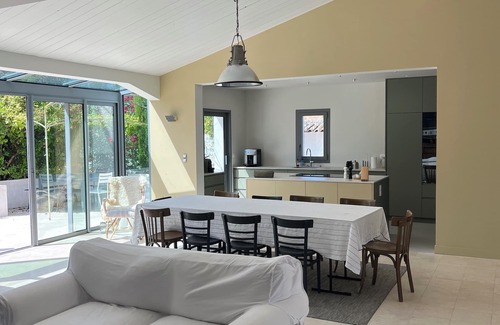 Loix Casa | LOIX - Hermosa casa llena de encanto, decoración contemporánea, jardín grande y hermoso.