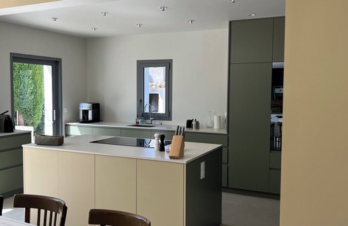 Loix Casa | LOIX - Hermosa casa llena de encanto, decoración contemporánea, jardín grande y hermoso.