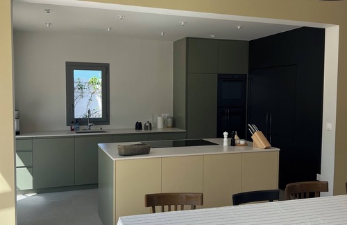 Loix Casa | LOIX - Hermosa casa llena de encanto, decoración contemporánea, jardín grande y hermoso.