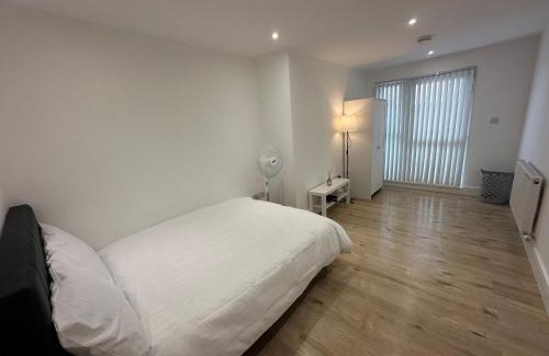 Luton Apartamento | London Luton Airport Luxury Midland Apartments - GATED PARKING - Balcony - Sleeps 4